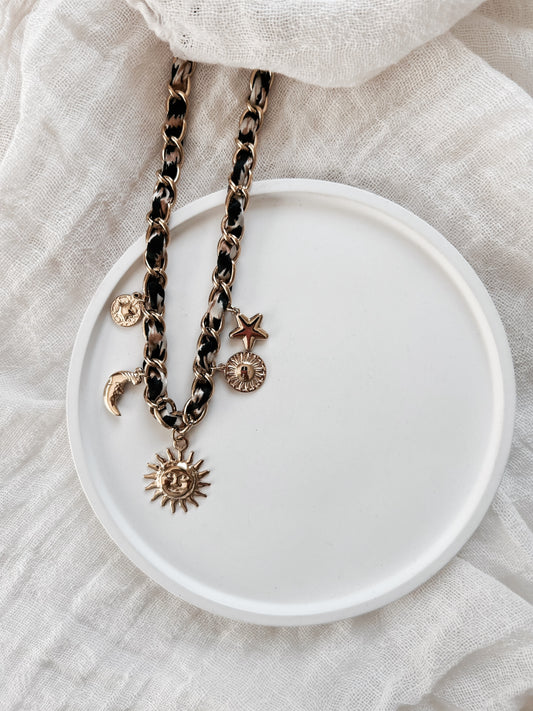 Collier “Solara” – Chaîne tressée & breloques célestes