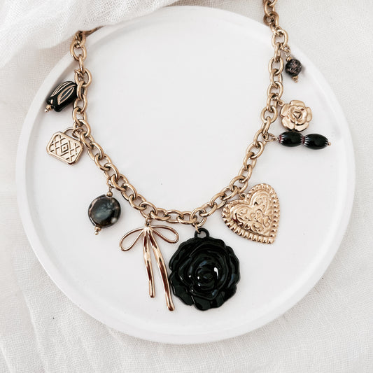 Collier “Isadora” – Chaîne dorée & breloques noires