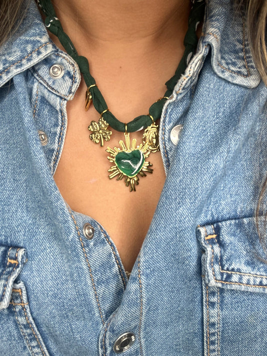 Collier “Amadora” – Tissu noué & pendentif doré coloré