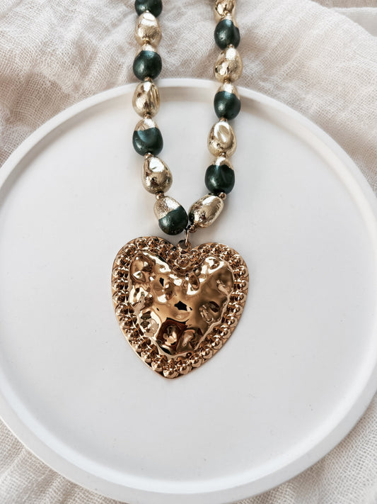 Collier “Corazón” – Perles dorées & cœur martelé