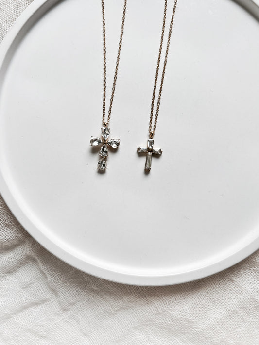 Collier “Esmée” – Petite croix dorée & zircon scintillant
