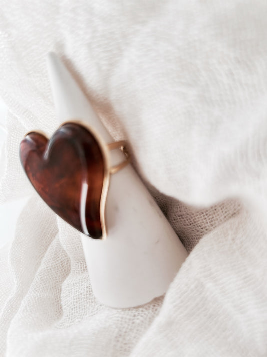 Bague “Cora” – Grand cœur brun effet résine