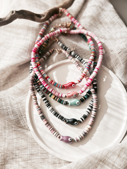 Collier “Poisson Magique” – perles colorées & céramique