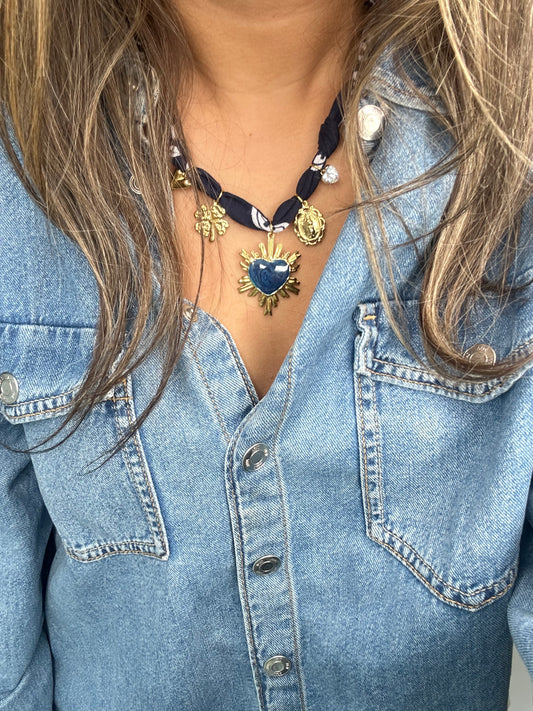 Collier “Amadora” – Tissu noué & pendentif doré coloré
