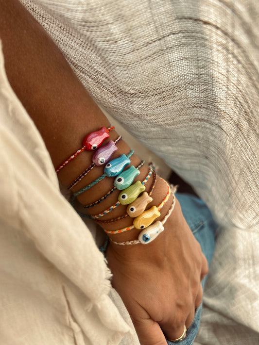 Bracelet “Petit Poisson” – Céramique colorée & cordon tressé