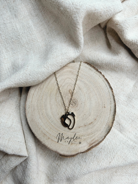 Collier Petits Pas – Empreintes de Pieds de Bébé en Acier Doré | Mayden Shop