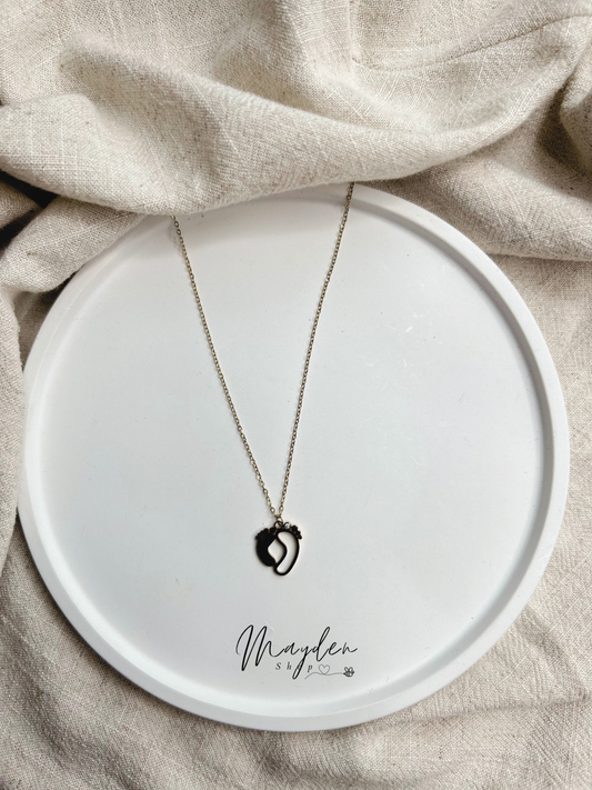 Collier Petits Pas – Empreintes de Pieds de Bébé en Acier Doré | Mayden Shop