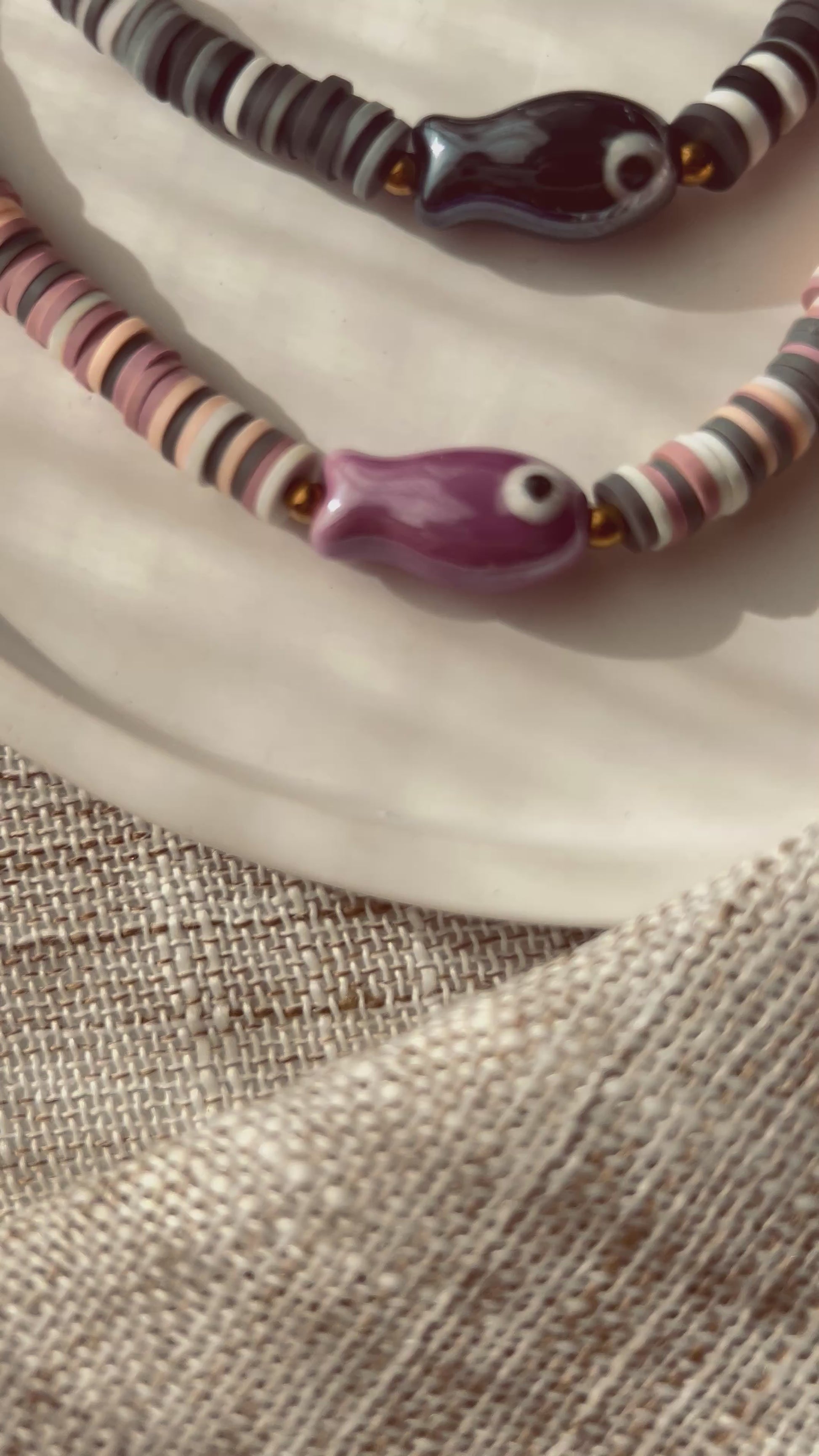 Collier “Poisson Magique” – perles colorées & céramique