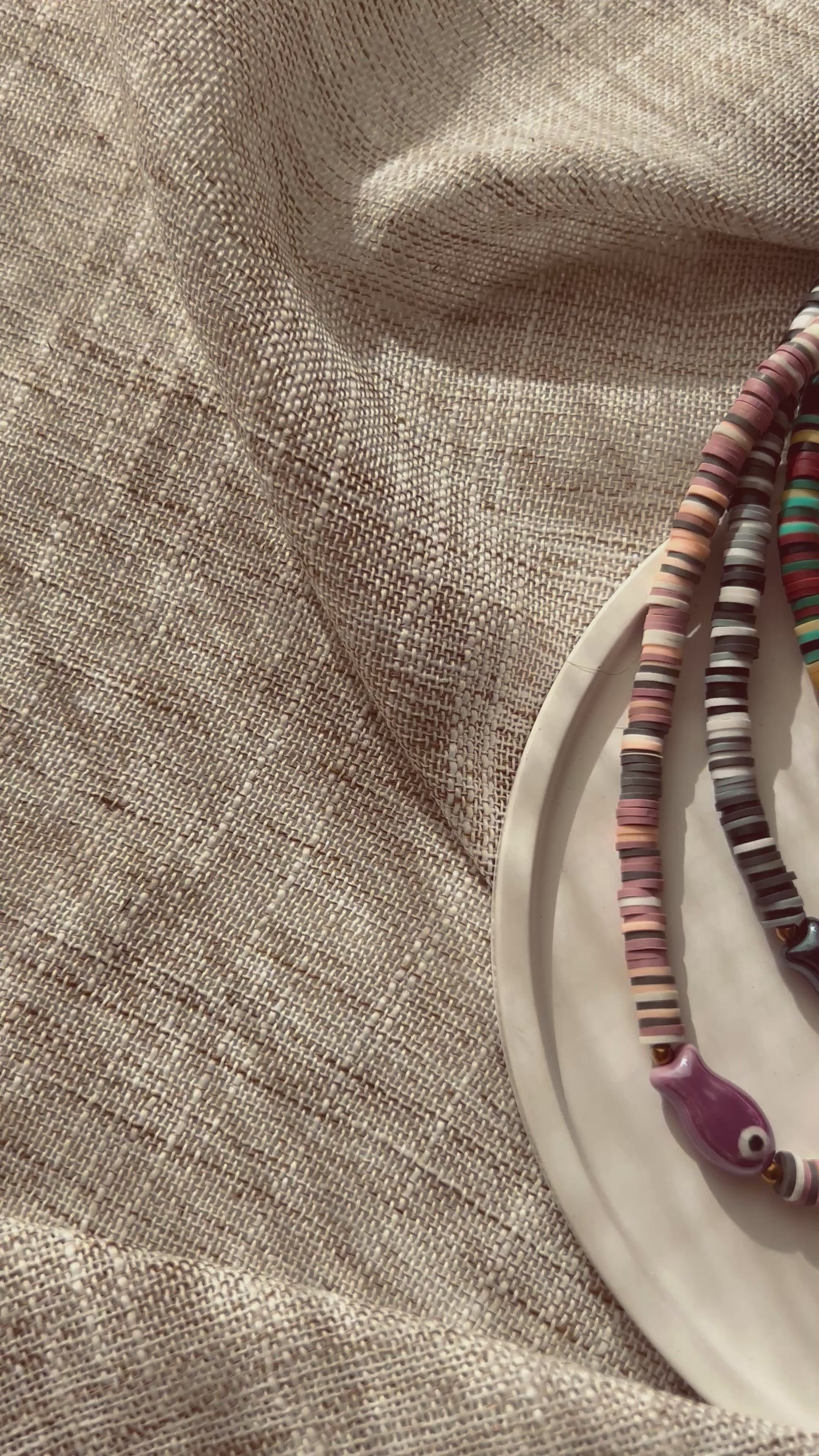 Collier “Poisson Magique” – perles colorées & céramique