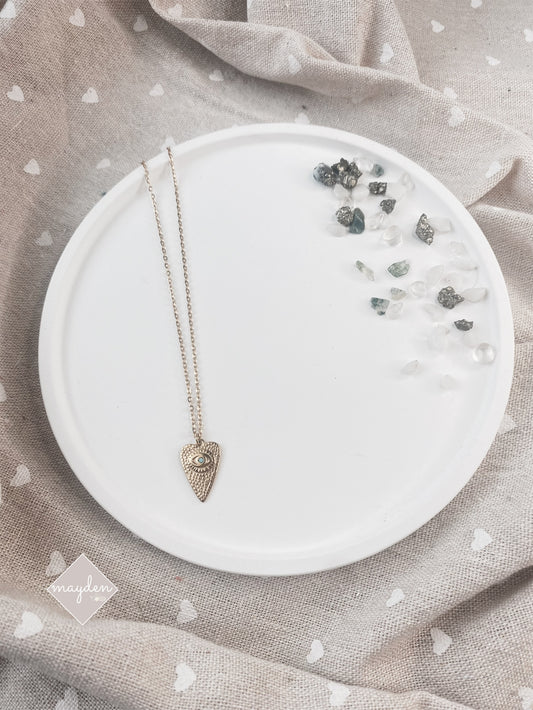 Collier Iris d’Élégance – Bijou Floral en Acier Doré | Mayden Shop