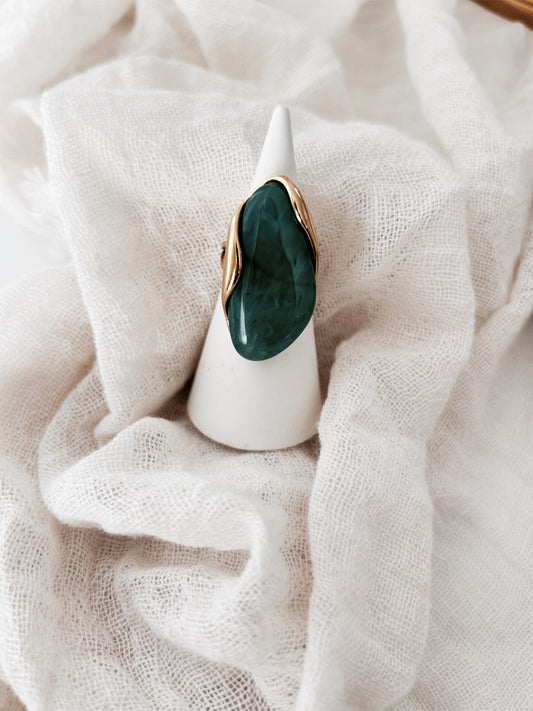 Bague “Naya” – Pierre marbrée & monture dorée