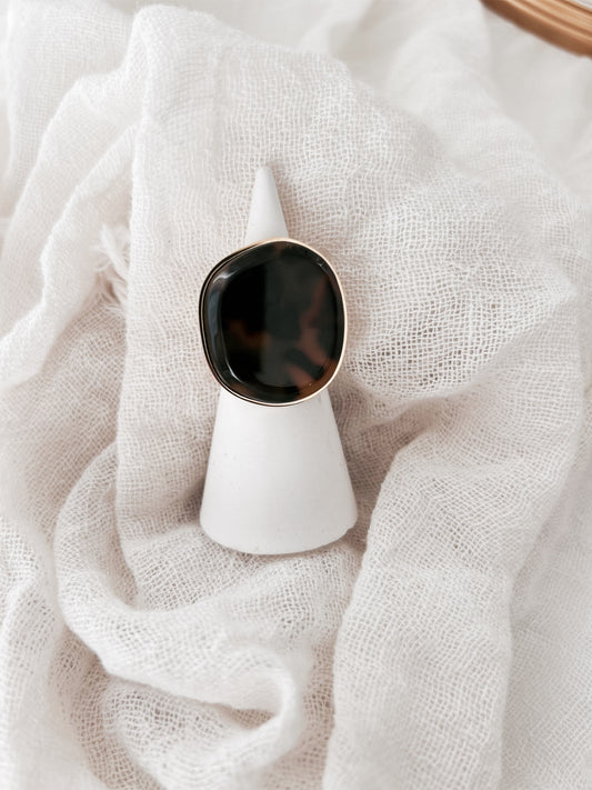 Bague “Siena” – Effet écaille & monture dorée