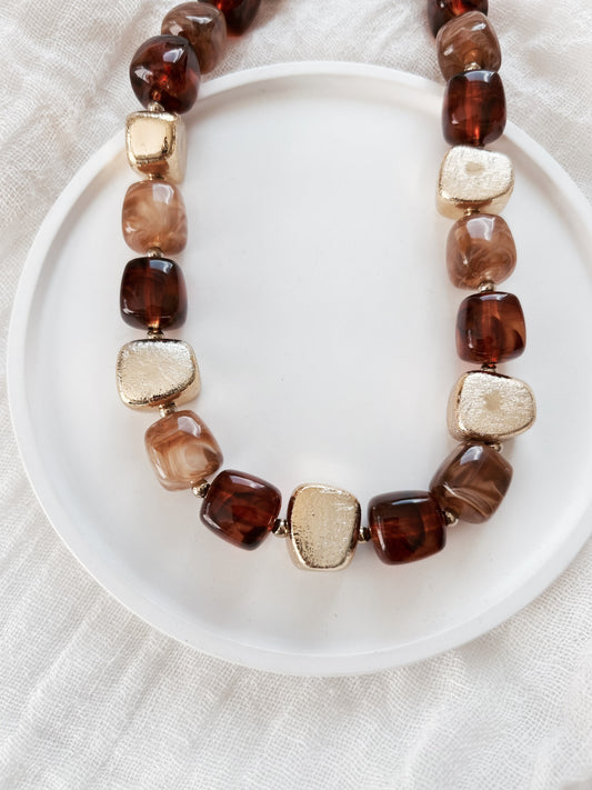 Collier “Terra” – Perles brunes & doré martelé