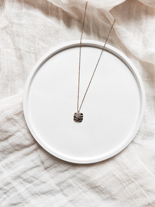 Collier “Ondine” – Pendentif doré & éclats de strass