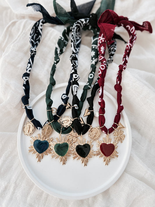 Collier “Amadora” – Tissu noué & pendentif doré coloré