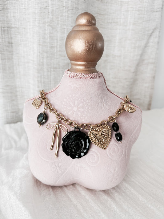 Collier “Isadora” – Chaîne dorée & breloques noires