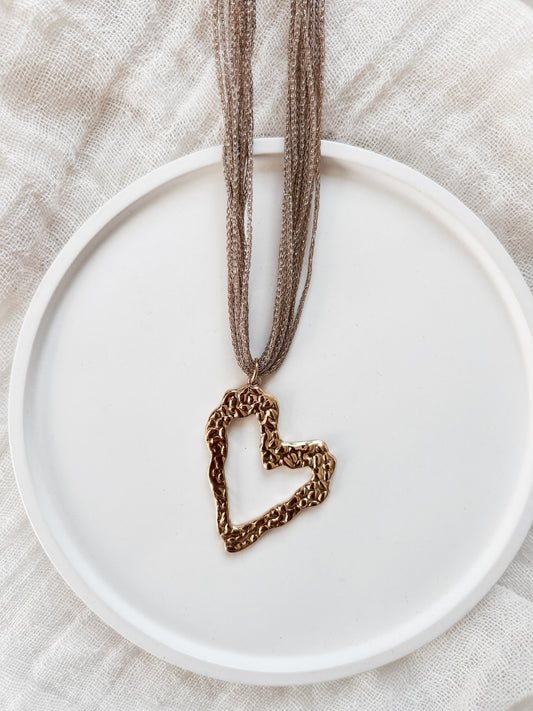 Collier “Amara” – Cœur doré texturé & multi-chaînes