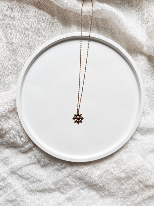 Collier “Liora” – Médaillon doré ajouré