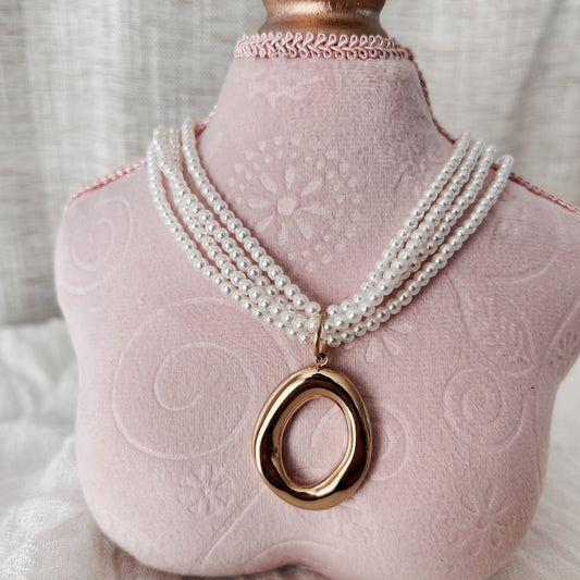 Collier “Gaïa” – Perles & pendentif doré