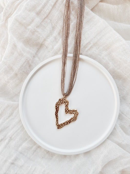 Collier “Amara” – Cœur doré texturé & multi-chaînes