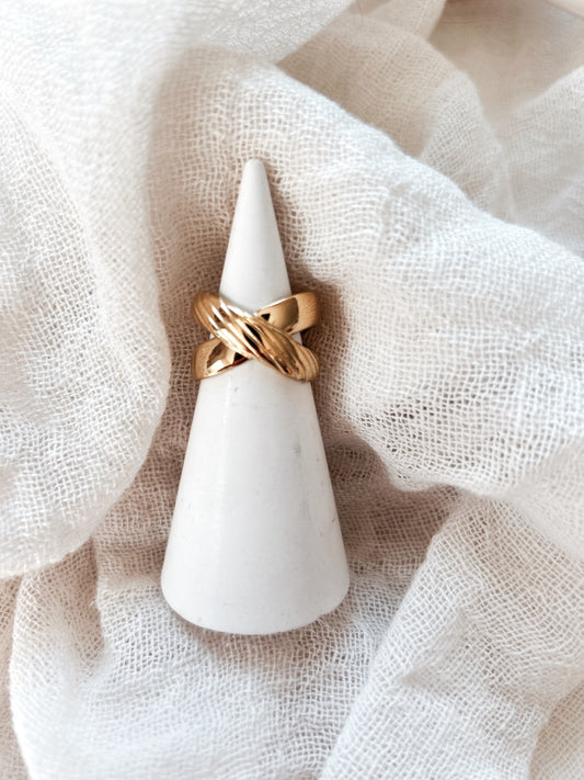 Bague Étreinte – Anneaux dorés entrelacés