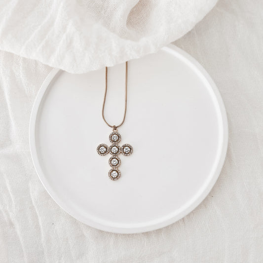 Collier “Celestia” – Croix dorée et strass scintillants