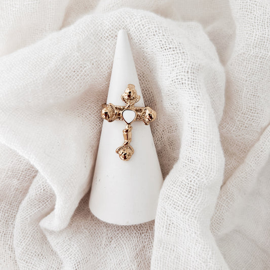 Bague “Amadora” – Croix dorée & cœur nacré