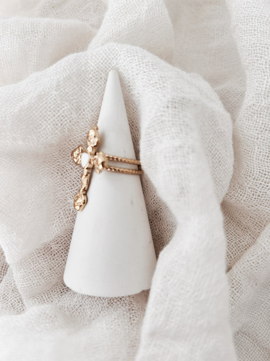 Bague “Amadora” – Croix dorée & cœur nacré
