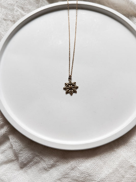 Collier “Liora” – Médaillon doré ajouré