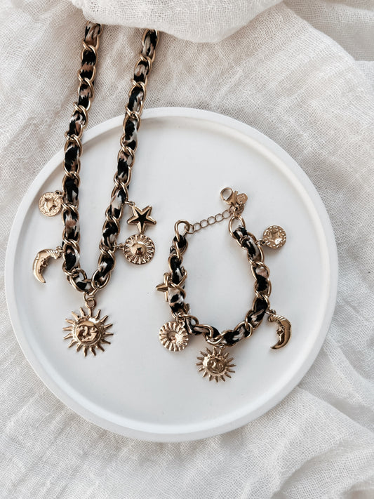 Collier “Solara” – Chaîne tressée & breloques célestes