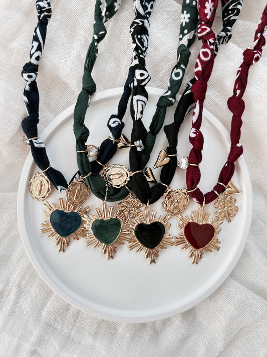 Collier “Amadora” – Tissu noué & pendentif doré coloré