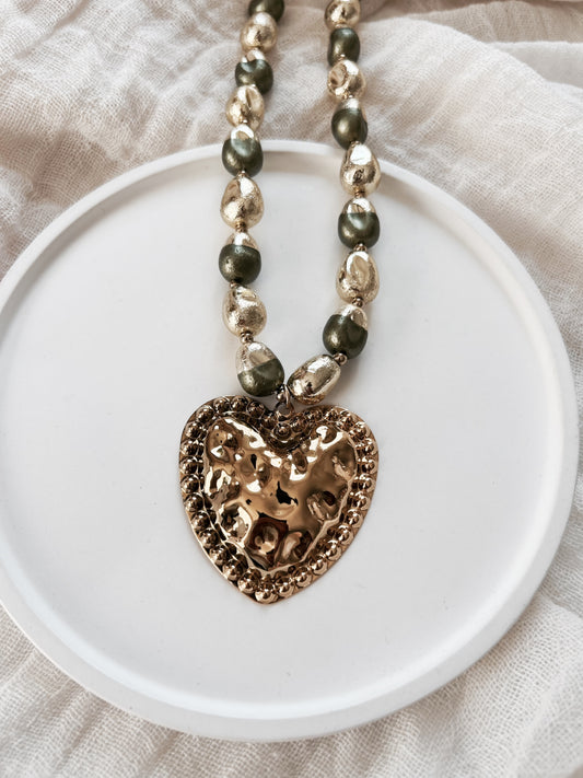 Collier “Corazón” – Perles dorées & cœur martelé