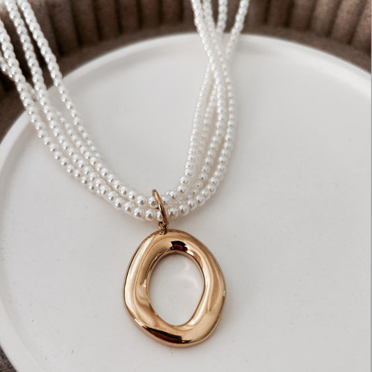Collier “Gaïa” – Perles & pendentif doré