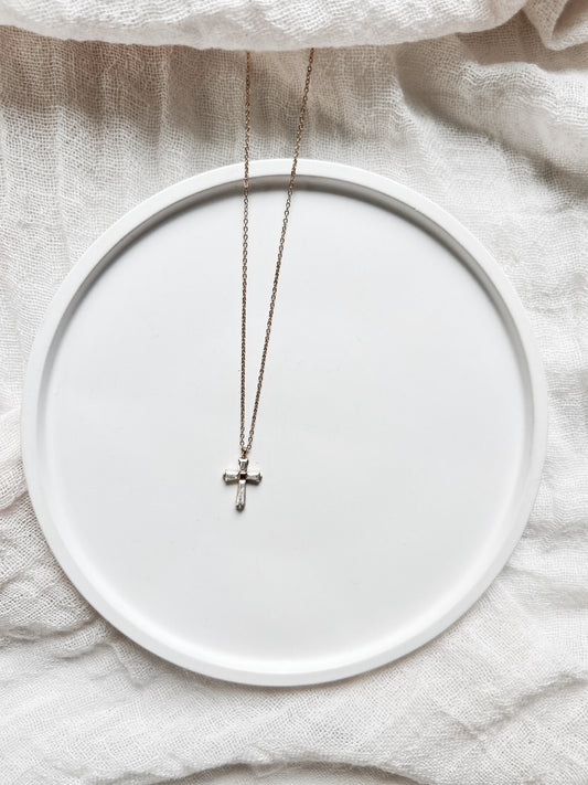 Collier “Esmée” – Petite croix dorée & zircon scintillant