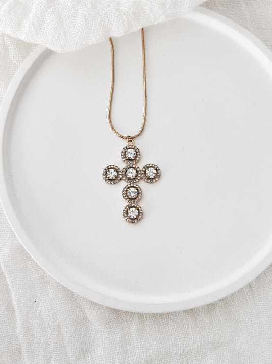 Collier “Celestia” – Croix dorée et strass scintillants