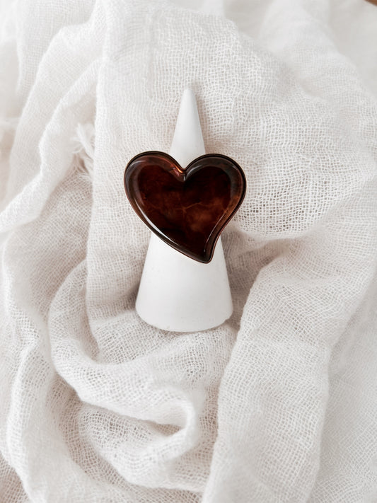 Bague “Cora” – Grand cœur brun effet résine