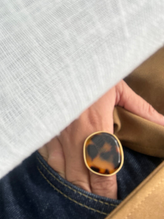 Bague “Siena” – Effet écaille & monture dorée